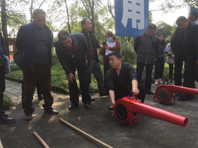 图为现场教学森林防灭火工具